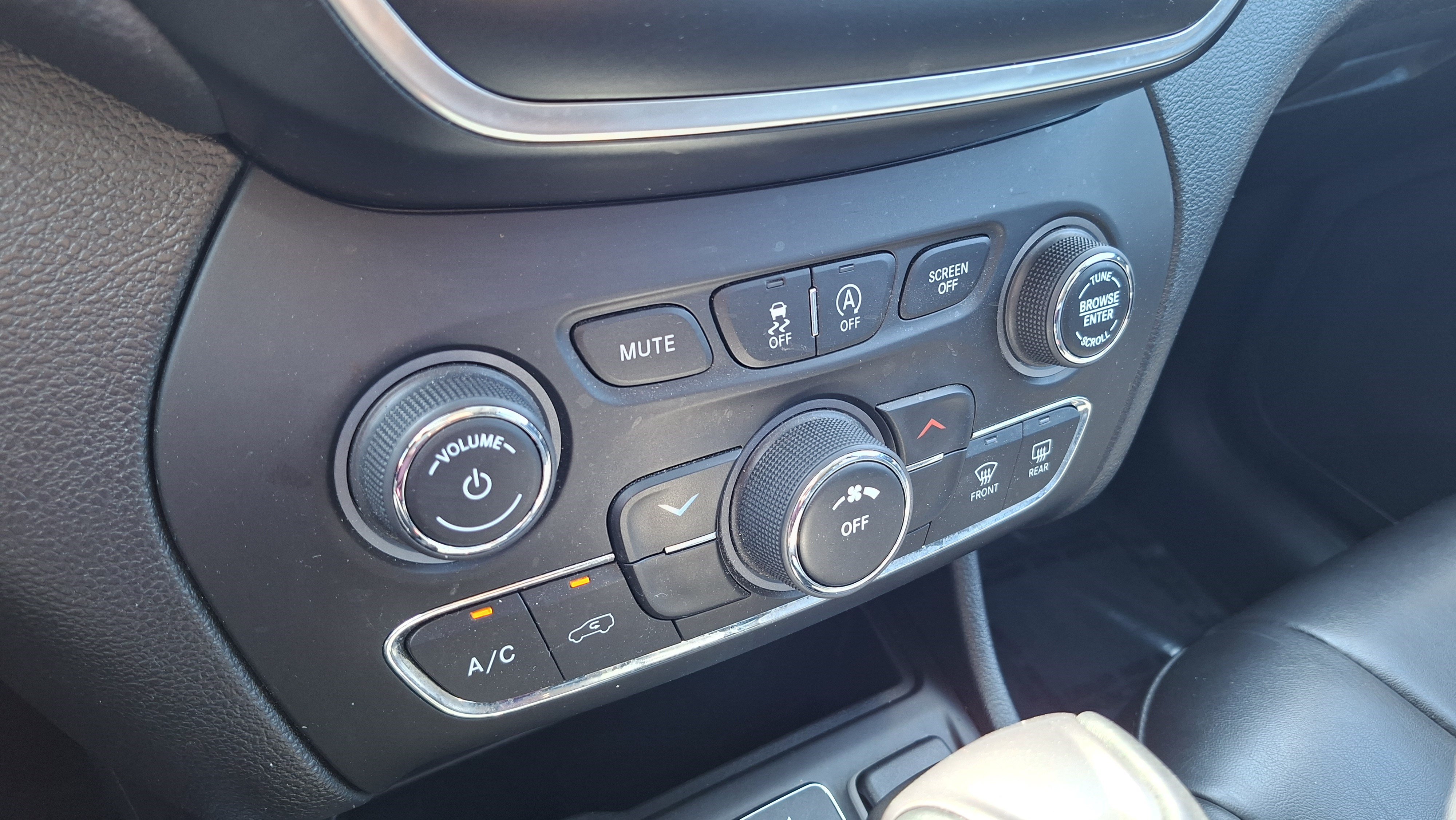 Used 2021 Jeep Cherokee Latitude Plus w/ Sun & Sound Group FWD image 15