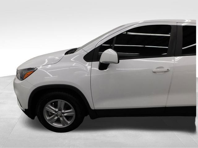 Used 2022 Chevrolet Trax LS w/ Tint and Cruise Package image 6