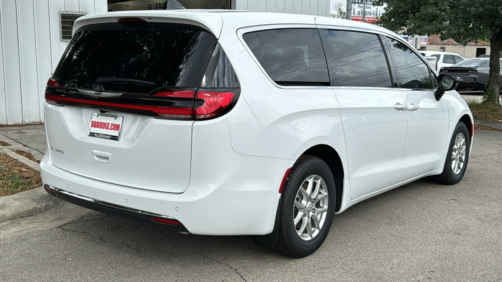 New 2026 Chrysler Pacifica Select FWD image 5