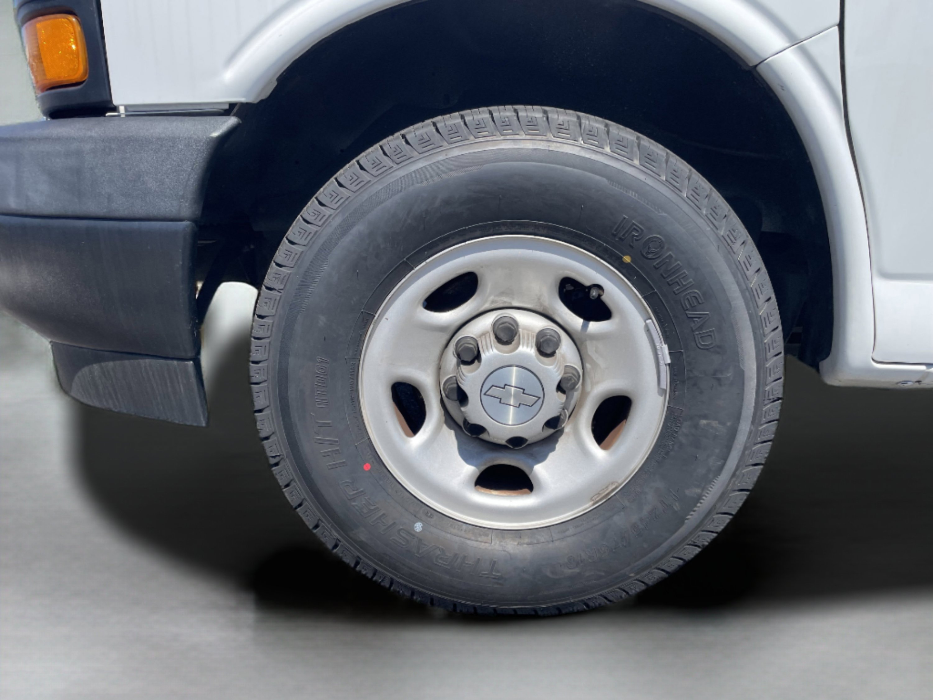 Used 2018 Chevrolet Express 2500 w/ Driver Convenience Package image 24