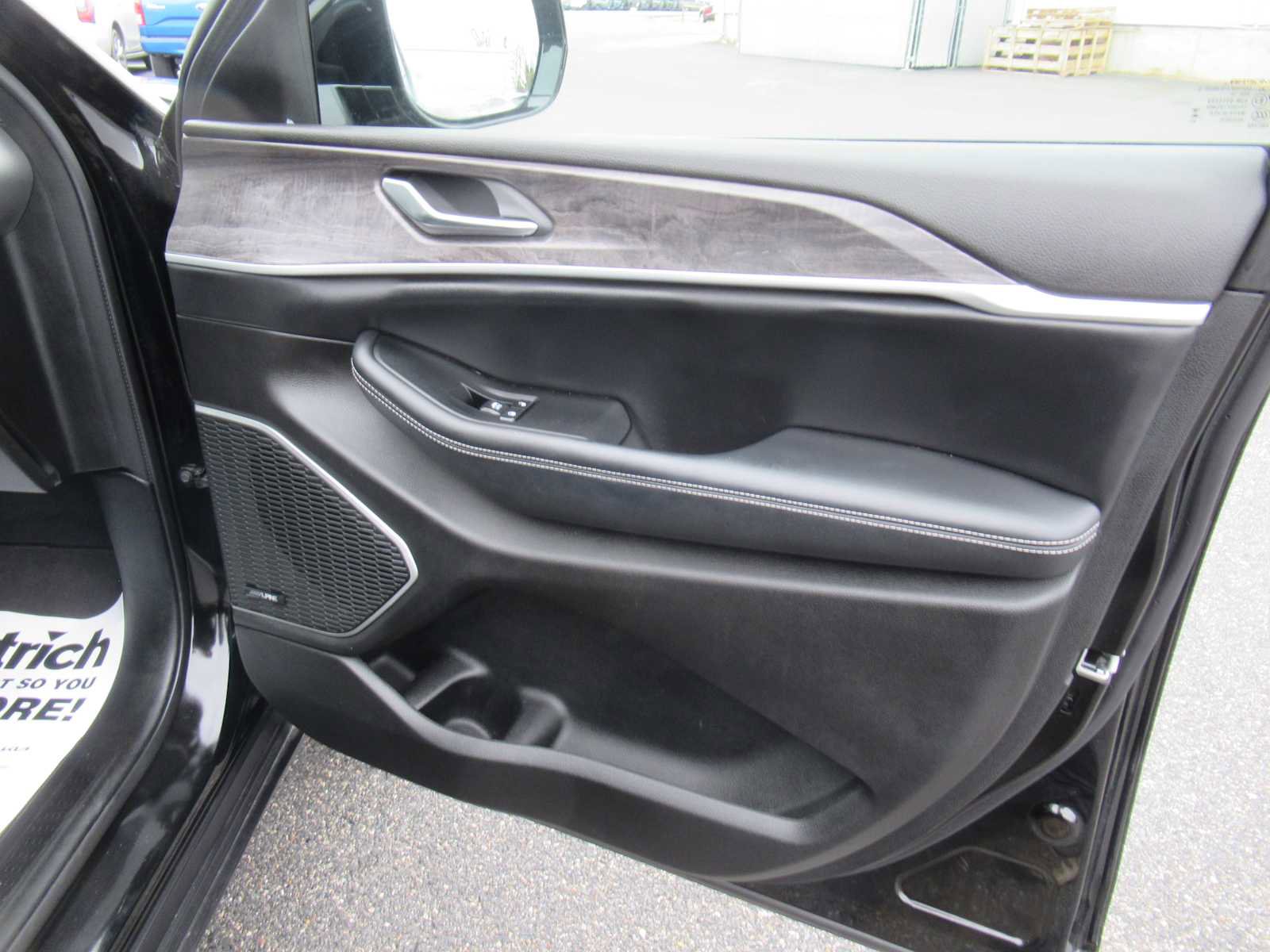 Used 2023 Jeep Grand Cherokee 4WD 4xe w/ Luxury Tech Group II image 26