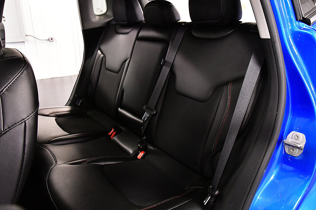 Used 2022 Jeep Compass Trailhawk w/ Trailhawk Convenience Group AWD/4WD image 30