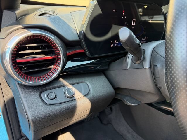 Used 2025 Chevrolet Trax RS w/ Sunroof Package FWD image 26