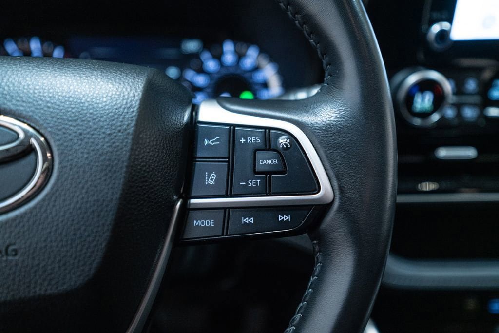 Used 2024 Toyota Highlander LE AWD/4WD image 20