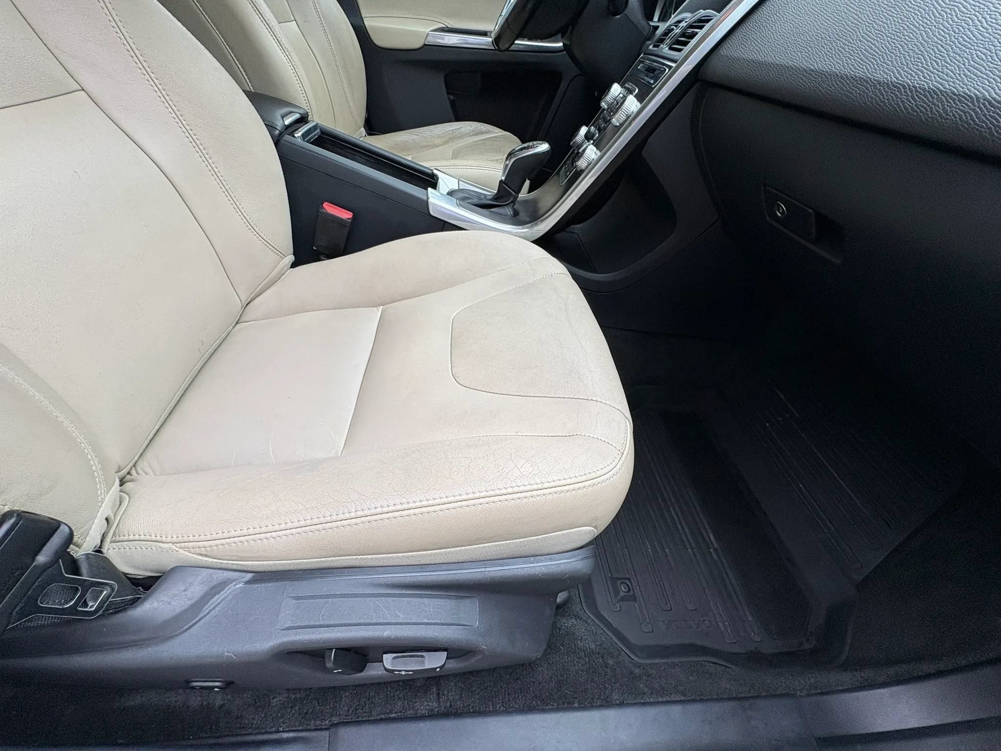 Used 2016 Volvo XC60 T6 w/ Proximity Package AWD/4WD image 10