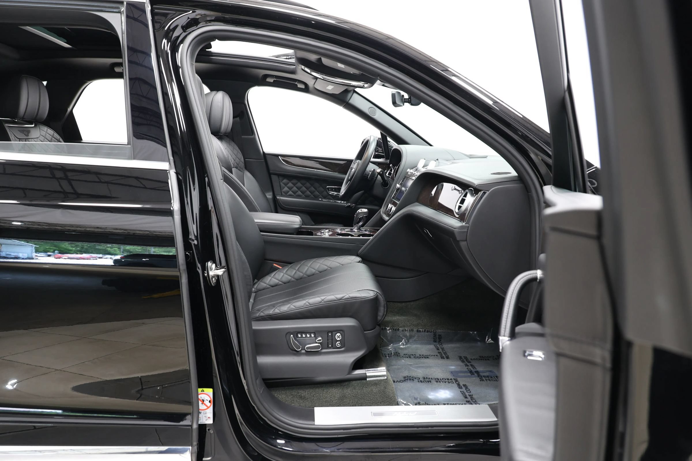 Used 2020 Bentley Bentayga Plug-In Hybrid AWD/4WD image 95