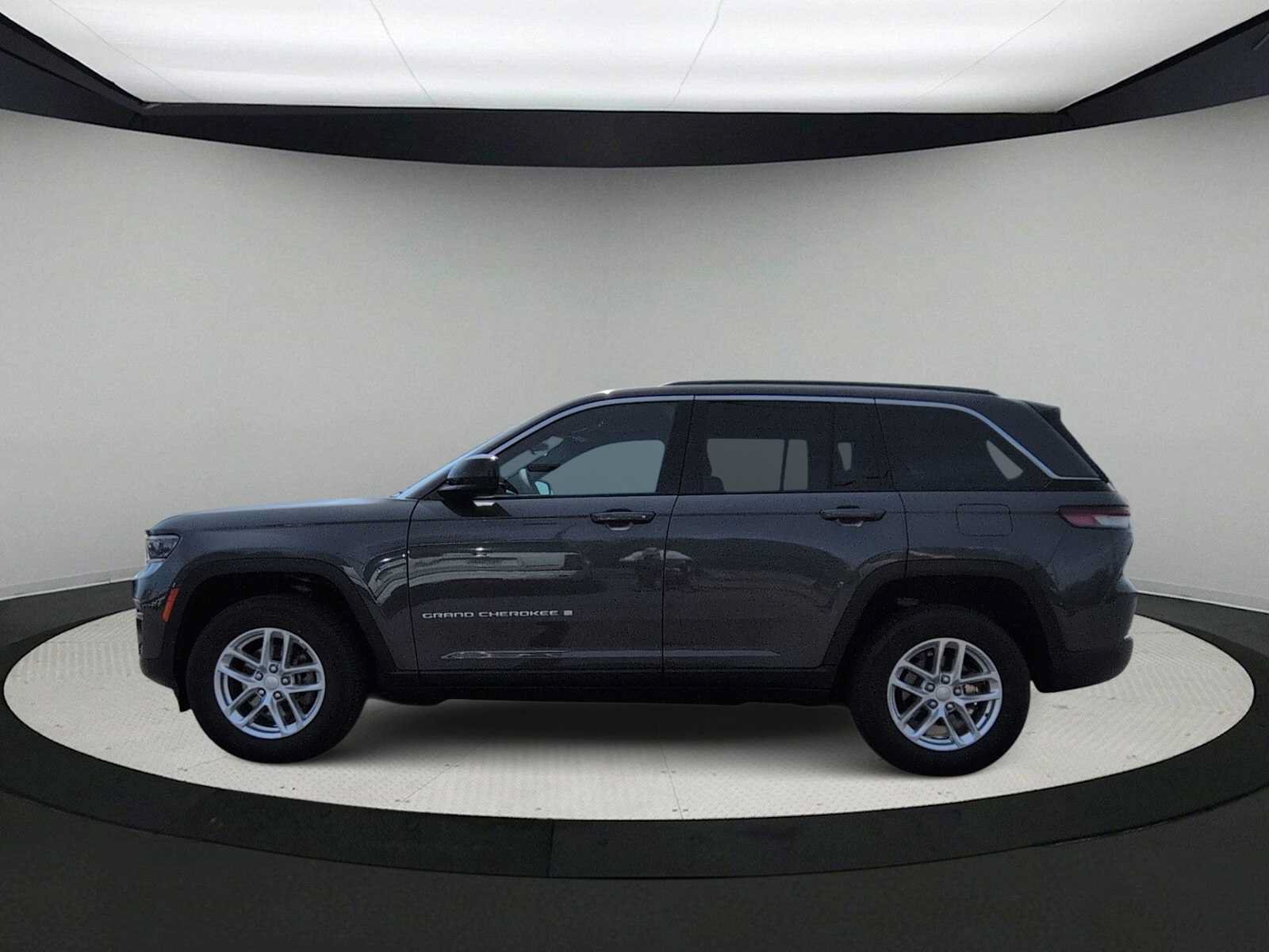 Used 2025 Jeep Grand Cherokee Laredo X AWD/4WD image 5