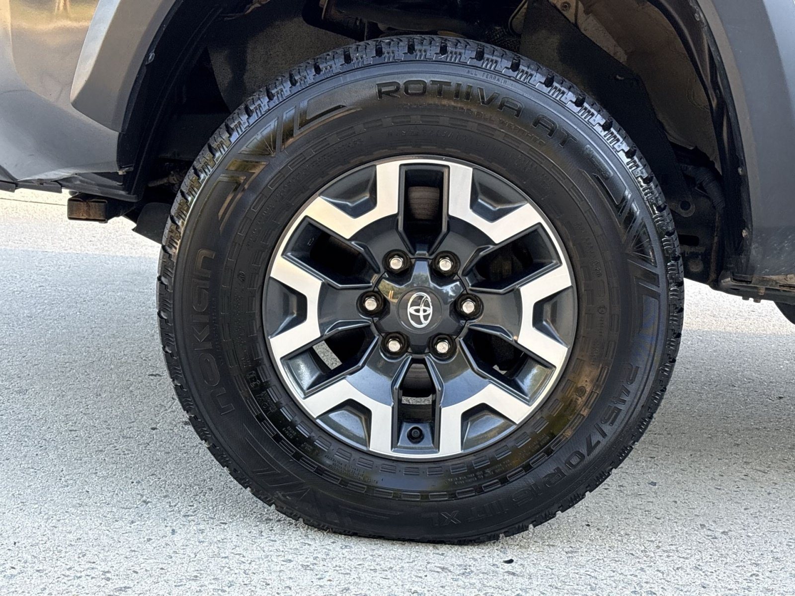 Used 2023 Toyota Tacoma TRD Off-Road w/ Technology Package AWD/4WD image 13