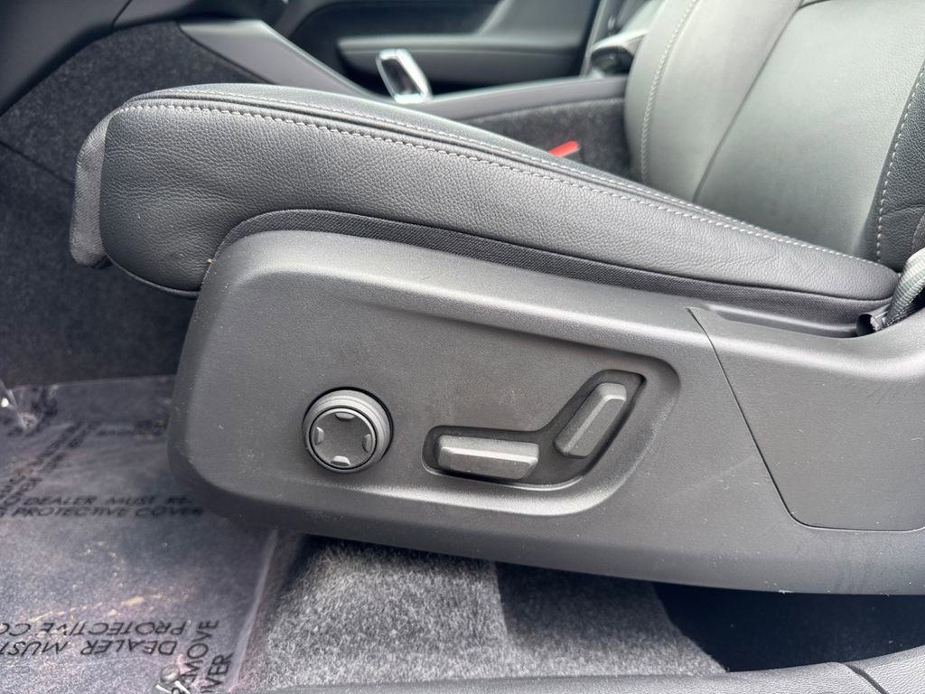 Certified 2025 Volvo XC40 B5 Plus image 30