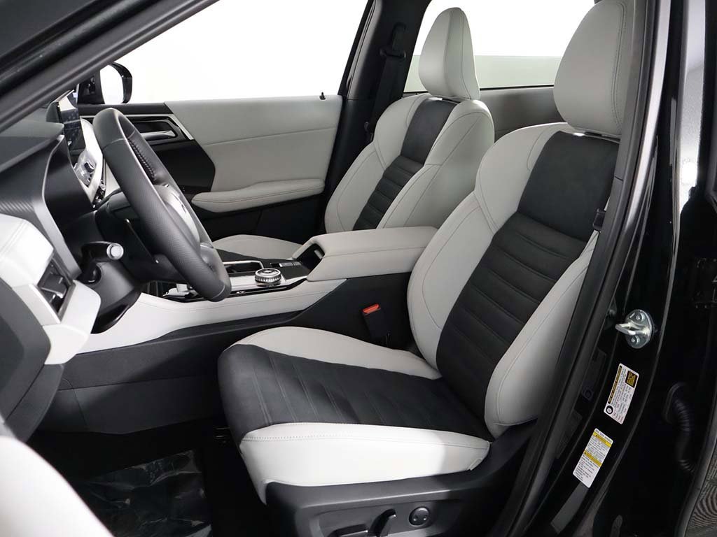 New 2025 Mitsubishi Outlander SE image 32