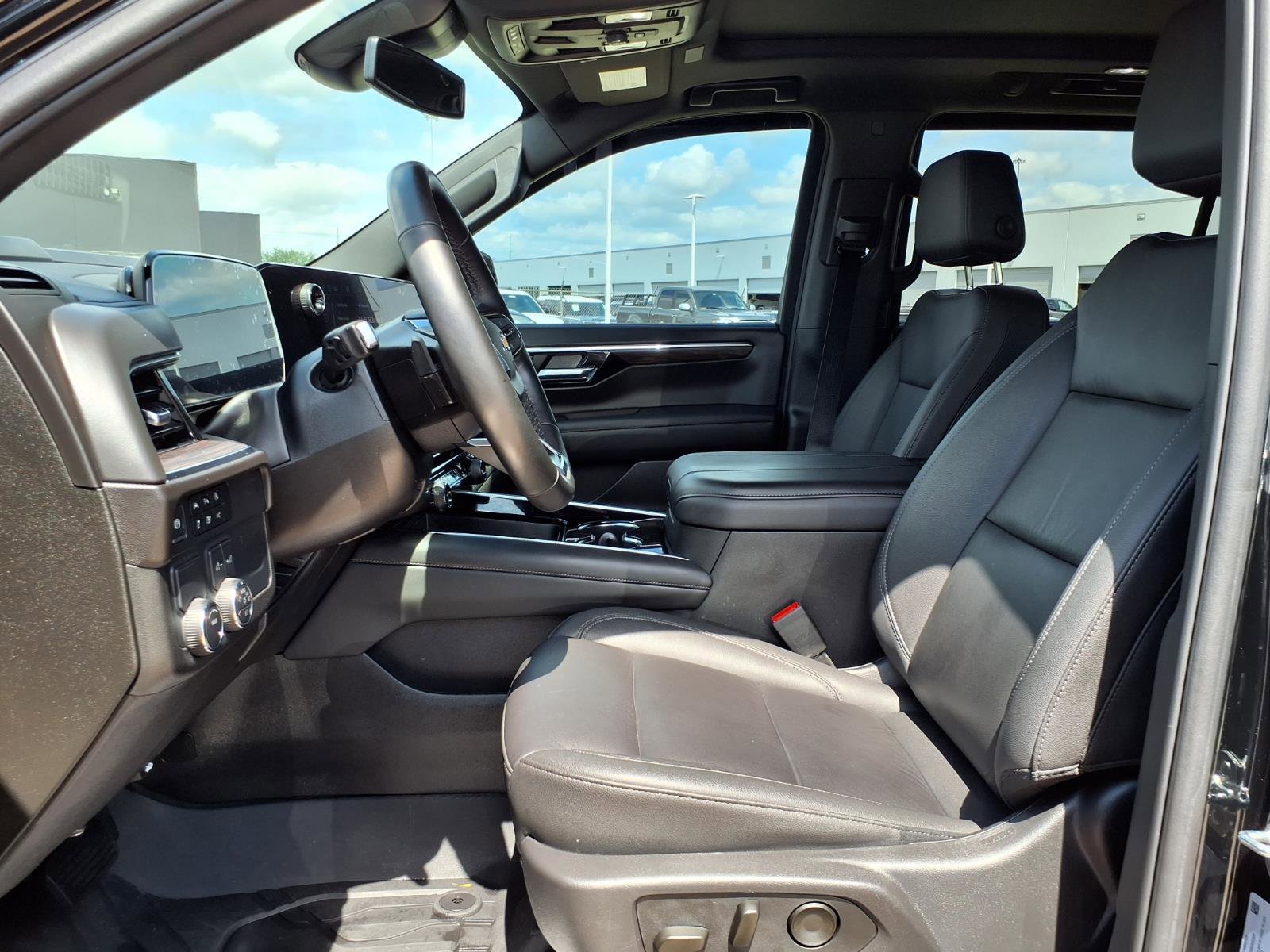 Used 2025 Chevrolet Suburban LT w/ Comfort Package RWD image 19
