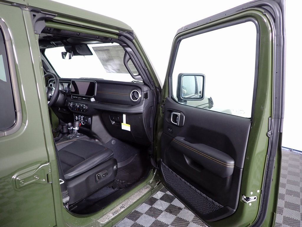 New 2024 Jeep Wrangler Unlimited Sahara w/ Technology Group AWD/4WD image 33