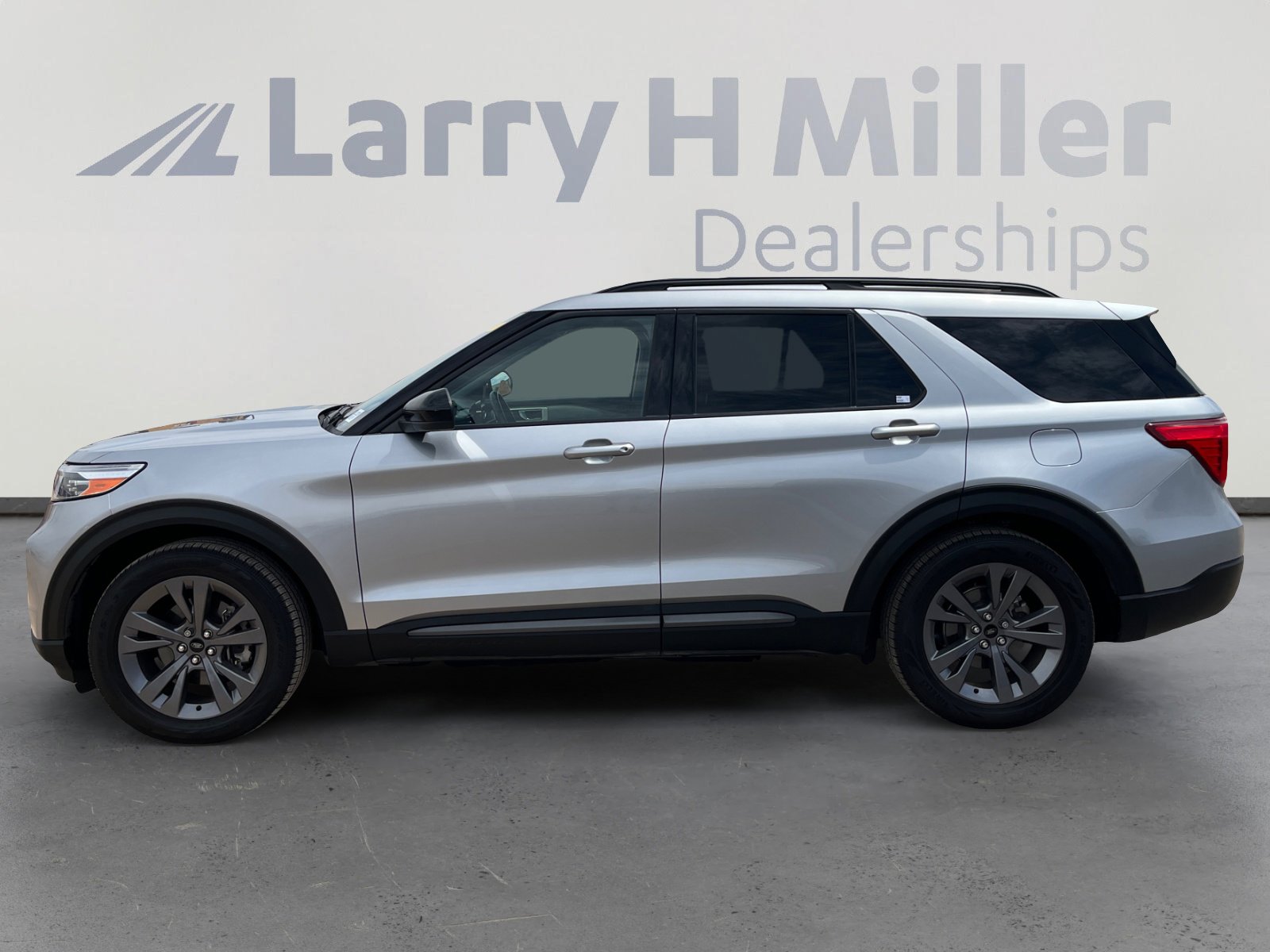 Used 2022 Ford Explorer XLT w/ Equipment Group 202A image 2