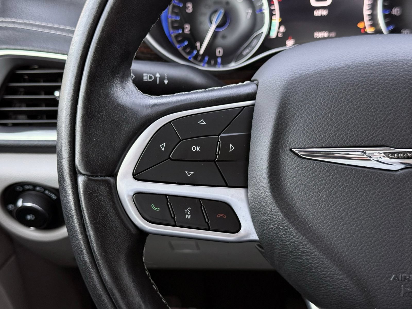 Used 2022 Chrysler Pacifica Limited FWD image 35