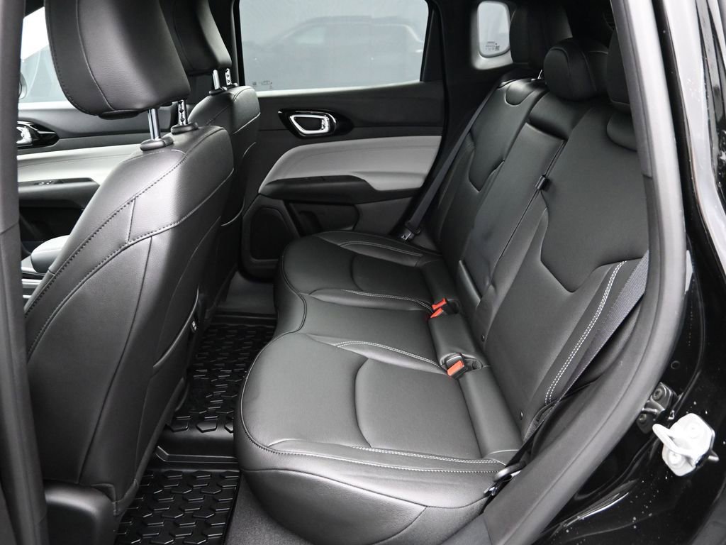 Used 2025 Jeep Compass Limited image 13