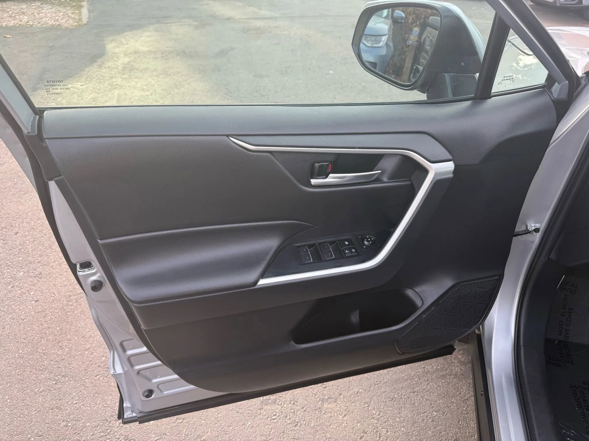 Used 2024 Toyota RAV4 XLE image 27