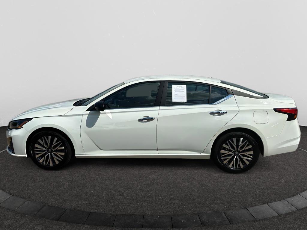 Used 2025 Nissan Altima 2.5 SV image 2