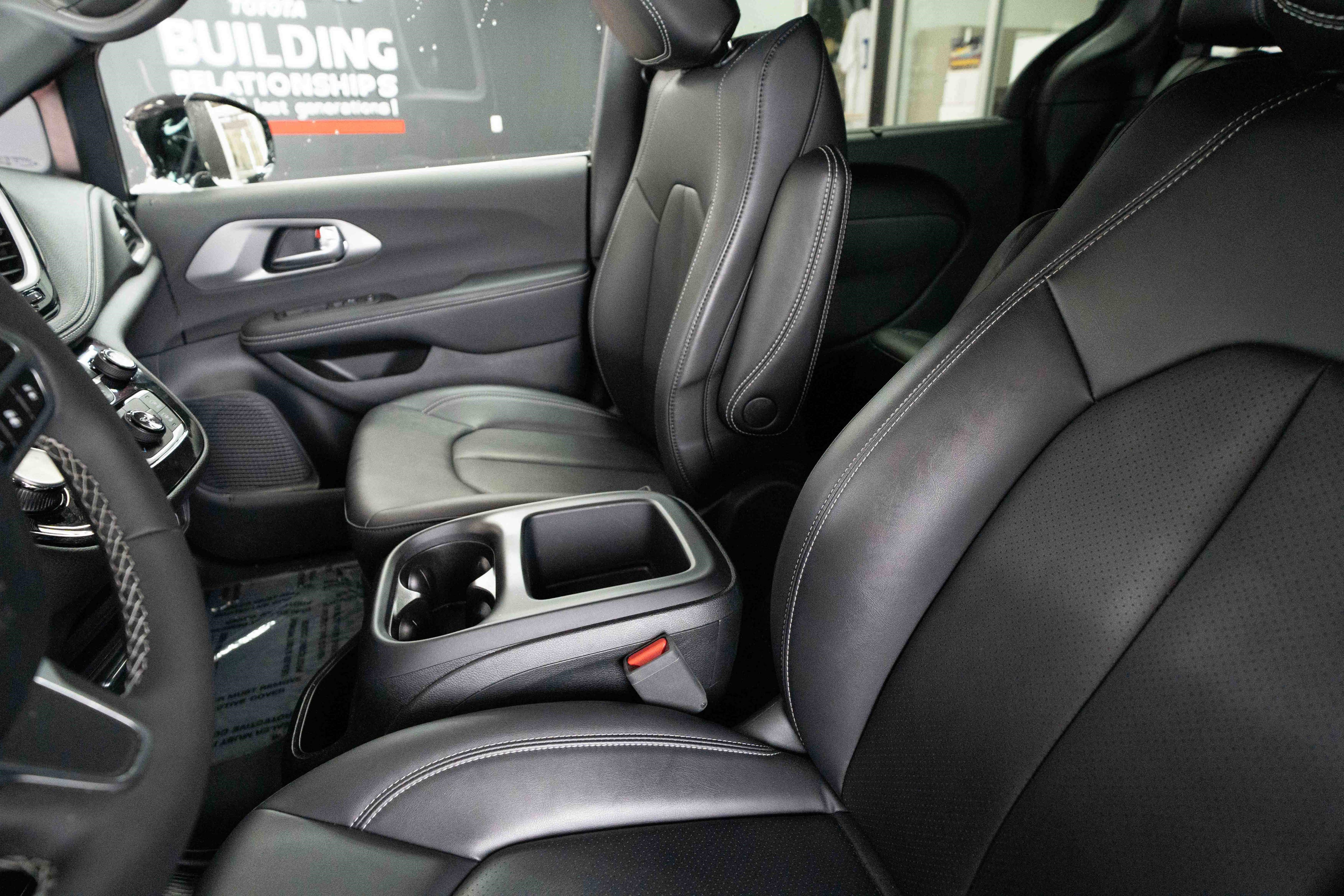 Used 2025 Chrysler Pacifica Select image 10