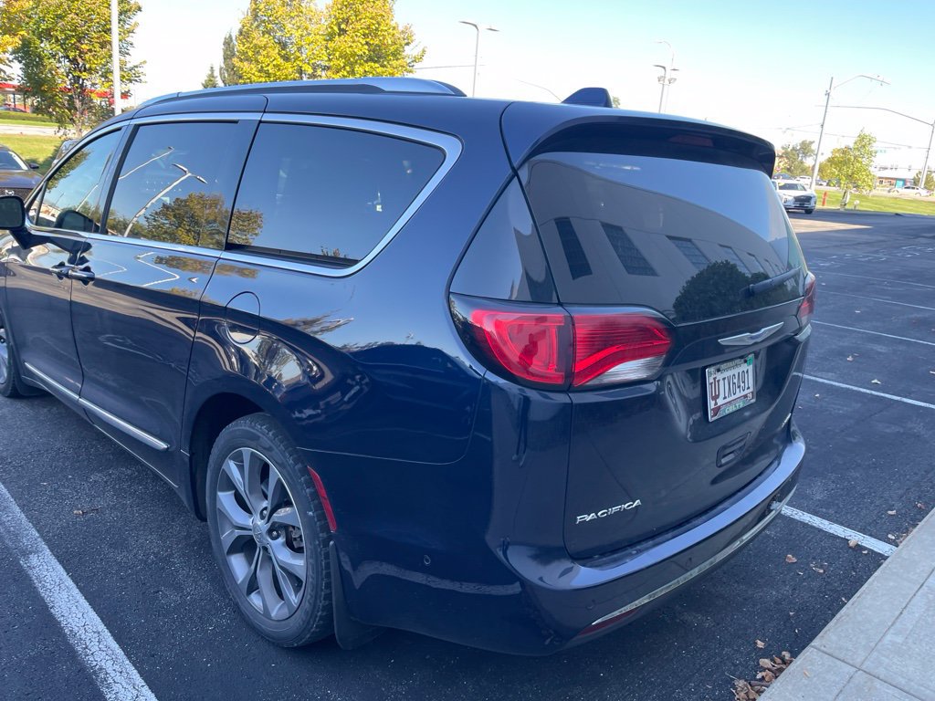 Used 2018 Chrysler Pacifica Limited w/ Tire & Wheel Group FWD image 6