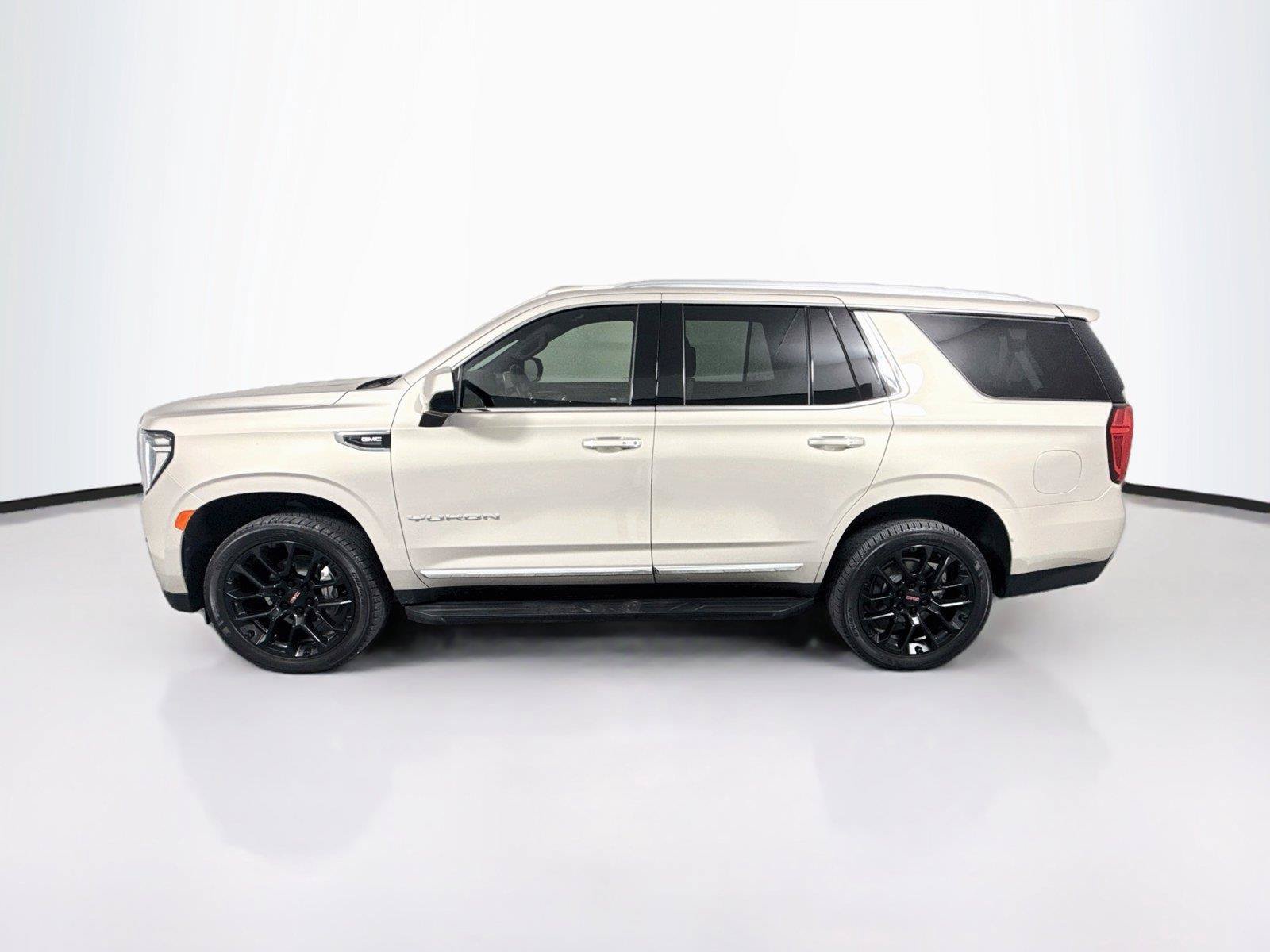 Used 2023 GMC Yukon SLT AWD/4WD image 2