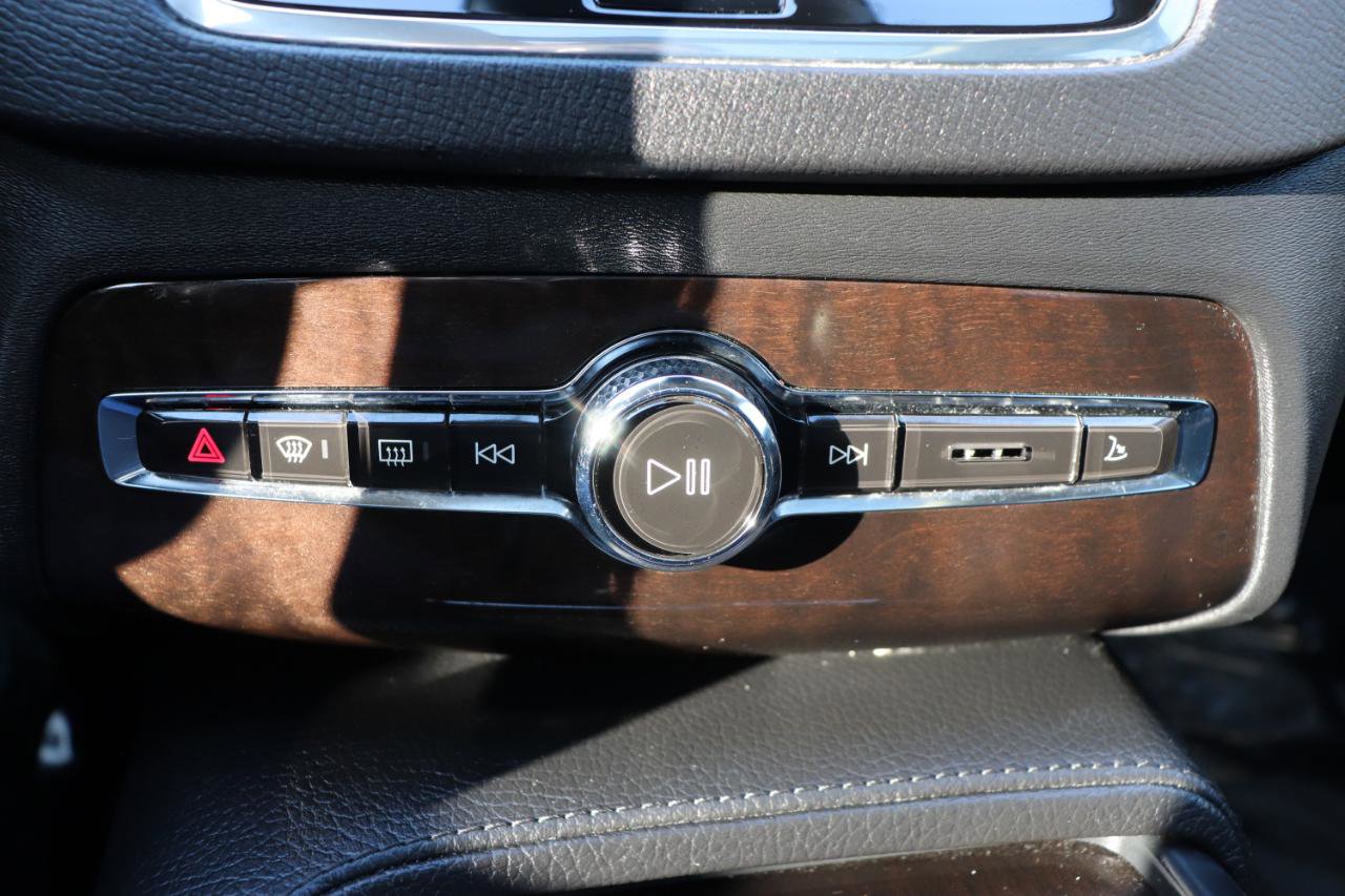 Used 2016 Volvo XC90 T6 Momentum image 41