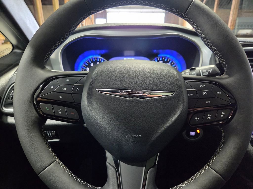 Certified 2025 Chrysler Pacifica Limited image 8