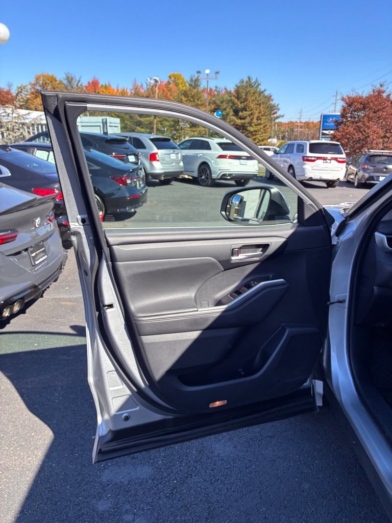 Used 2021 Toyota Highlander XLE AWD/4WD image 26