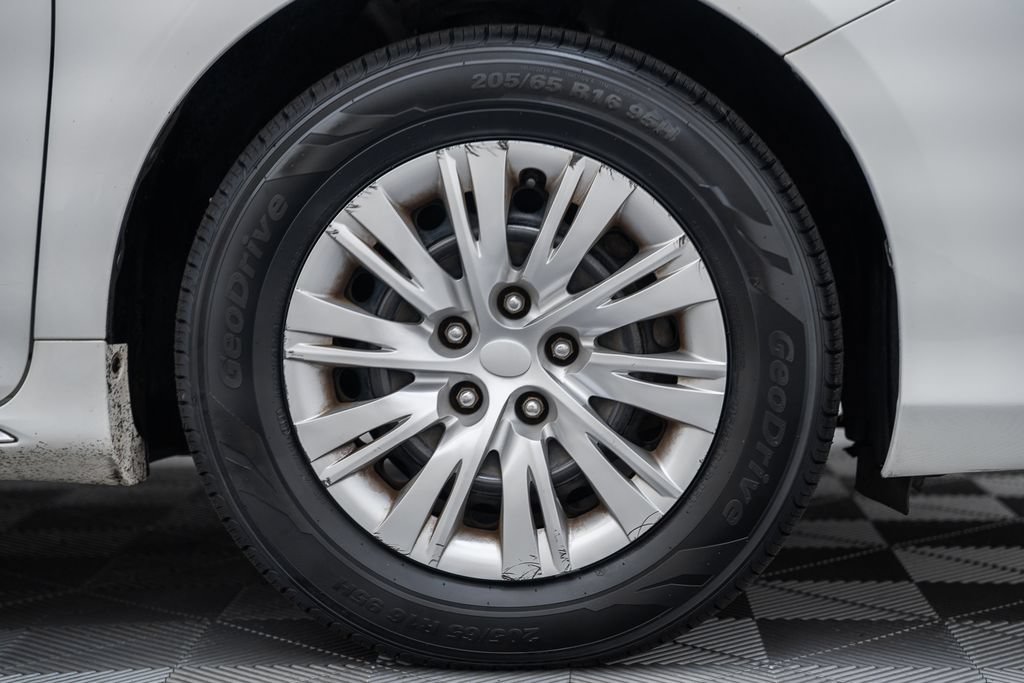 Used 2012 Toyota Camry LE FWD image 15