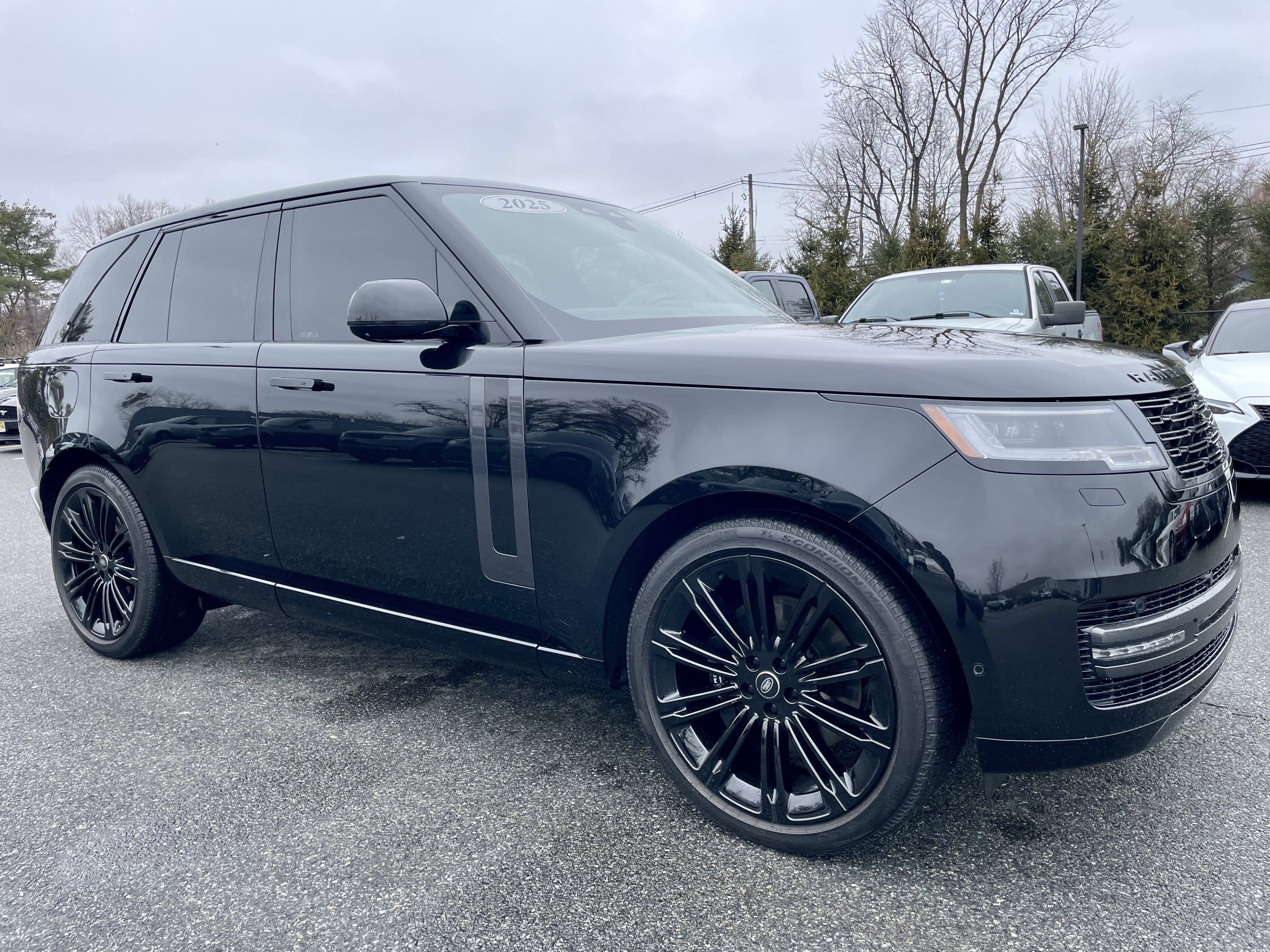 Certified 2025 Land Rover Range Rover SE image 3