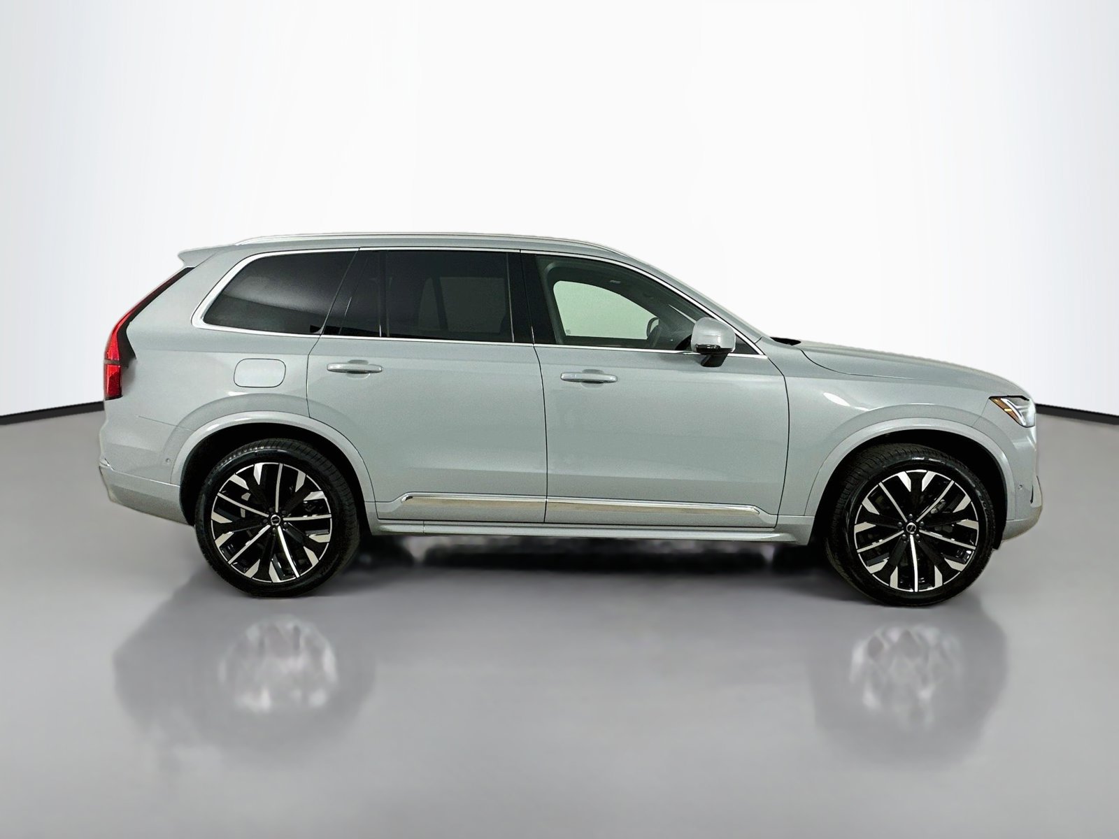 New 2026 Volvo XC90 T8 Plus w/ Protection Package Premier AWD/4WD image 4