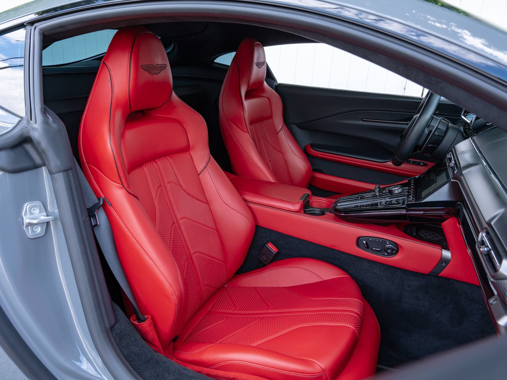Used 2025 Aston Martin V8 Vantage Coupe RWD image 31