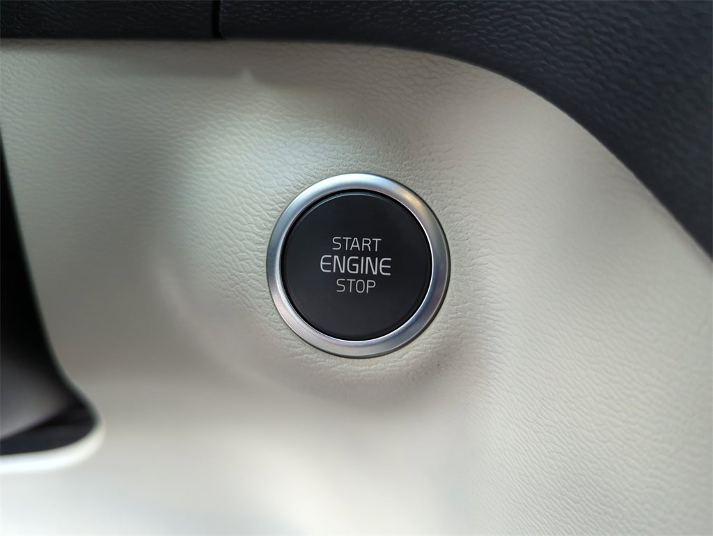 Used 2023 Volvo XC40 B4 Plus w/ Driver Assist Package image 42