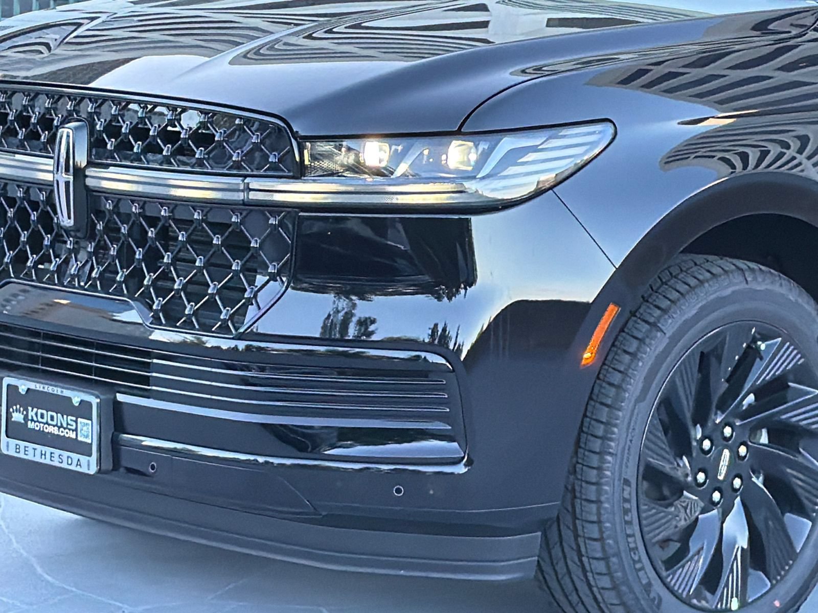 New 2026 Lincoln Navigator L Reserve w/ Jet Appearance Package AWD/4WD image 2