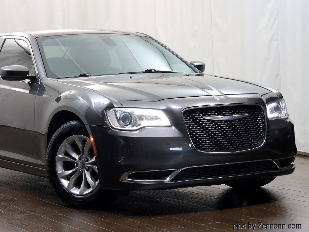 Used 2018 Chrysler 300 Touring RWD image 2