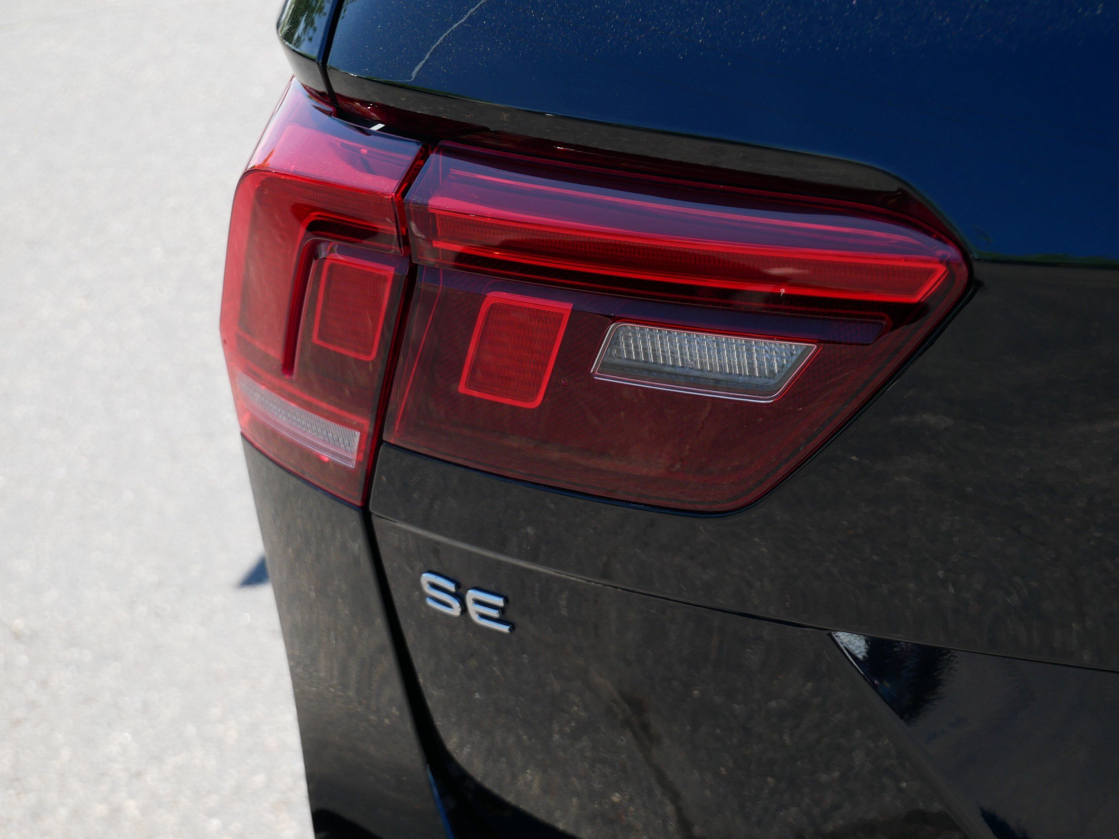 Certified 2024 Volkswagen Tiguan SE R-Line FWD image 17