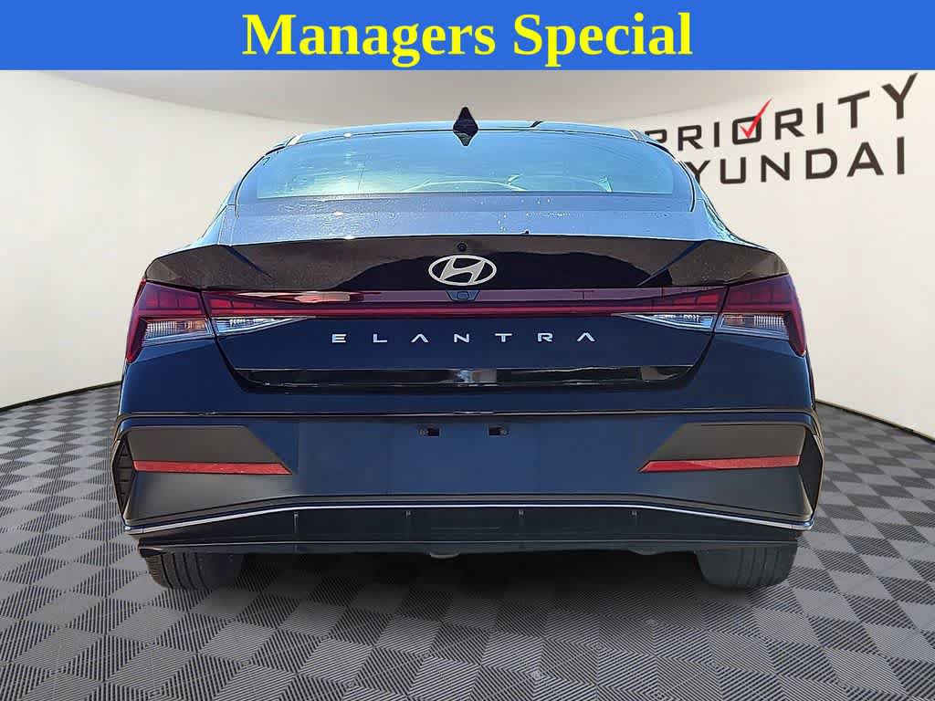 Used 2024 Hyundai Elantra SEL w/ Convenience Package FWD image 5