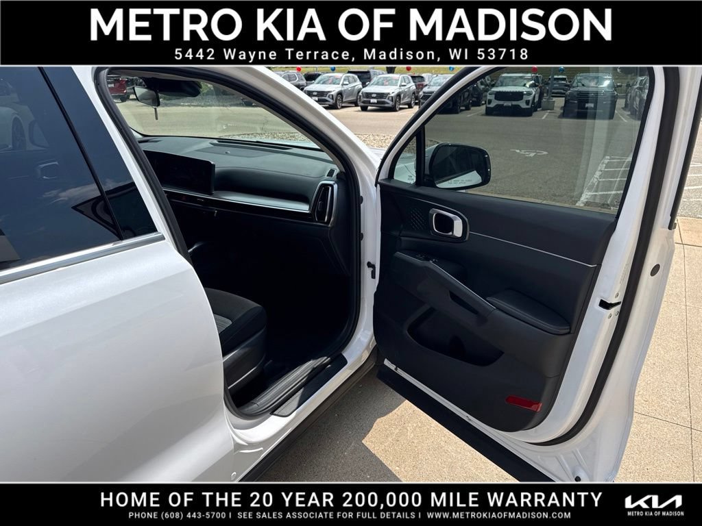 Used 2025 Kia Sorento LX FWD image 41