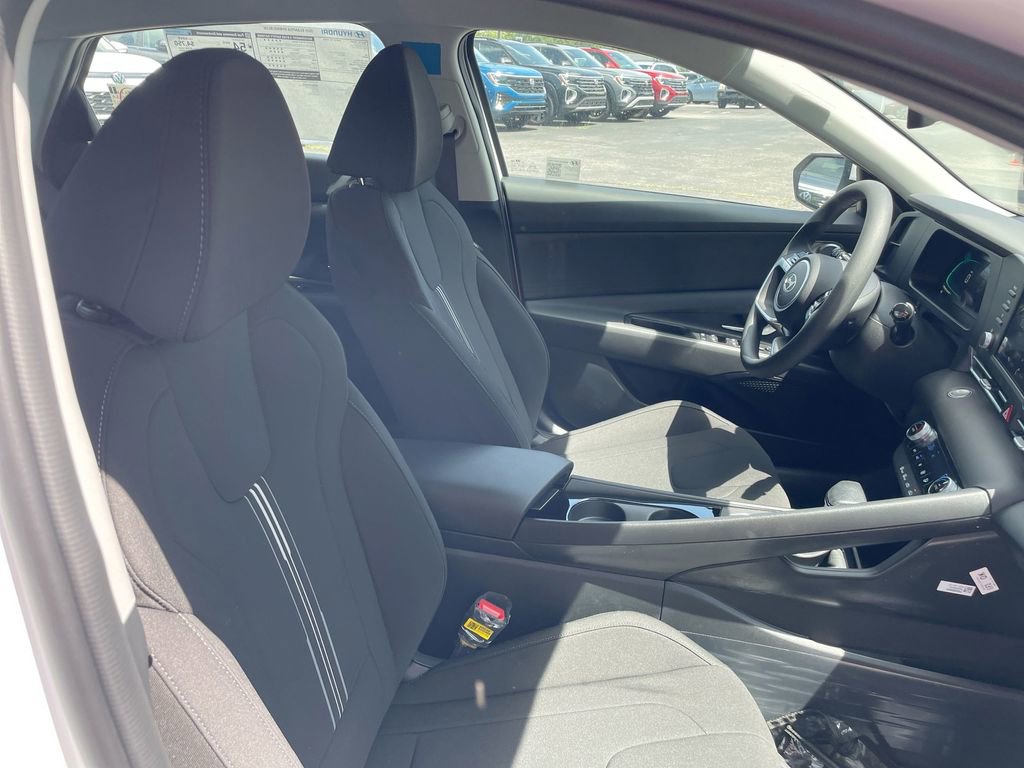Used 2025 Hyundai Elantra Blue image 50