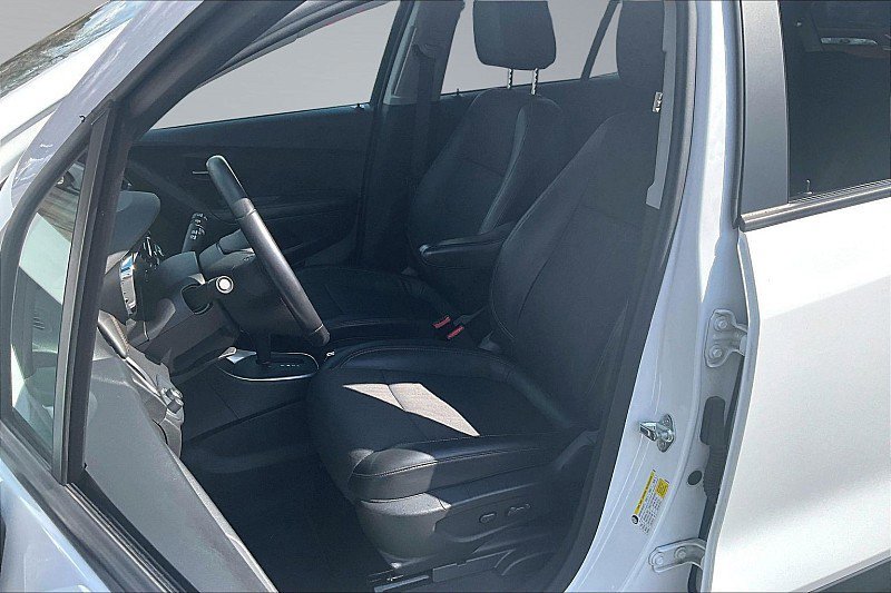 Used 2022 Chevrolet Trax LT w/ LT Convenience Package FWD image 25