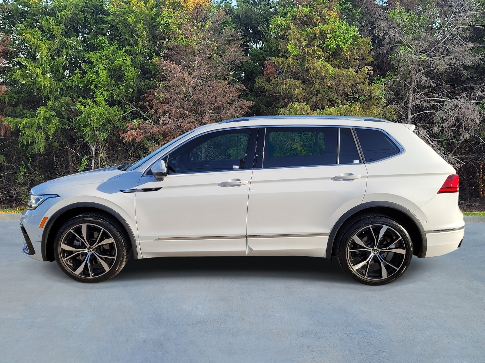 Used 2024 Volkswagen Tiguan SEL R-Line w/ MDO Package, Two-Row AWD/4WD image 22