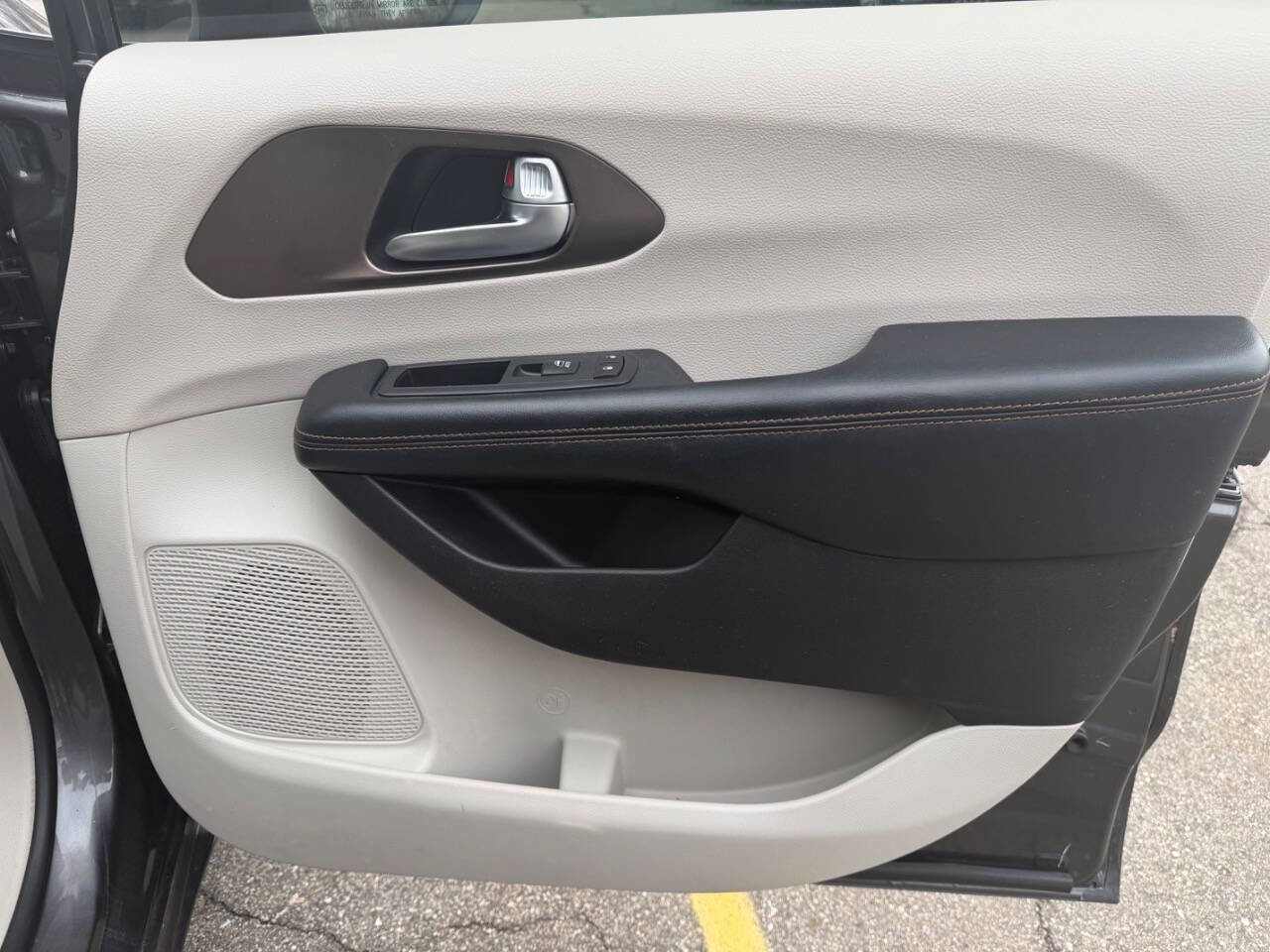 Used 2017 Chrysler Pacifica Touring image 17