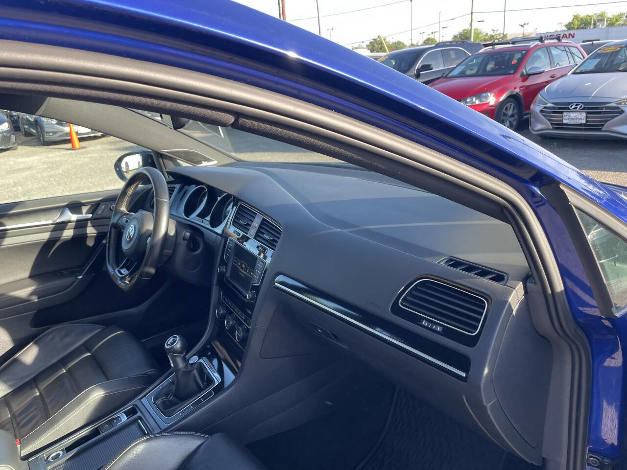 Used 2016 Volkswagen Golf 4-Door image 14