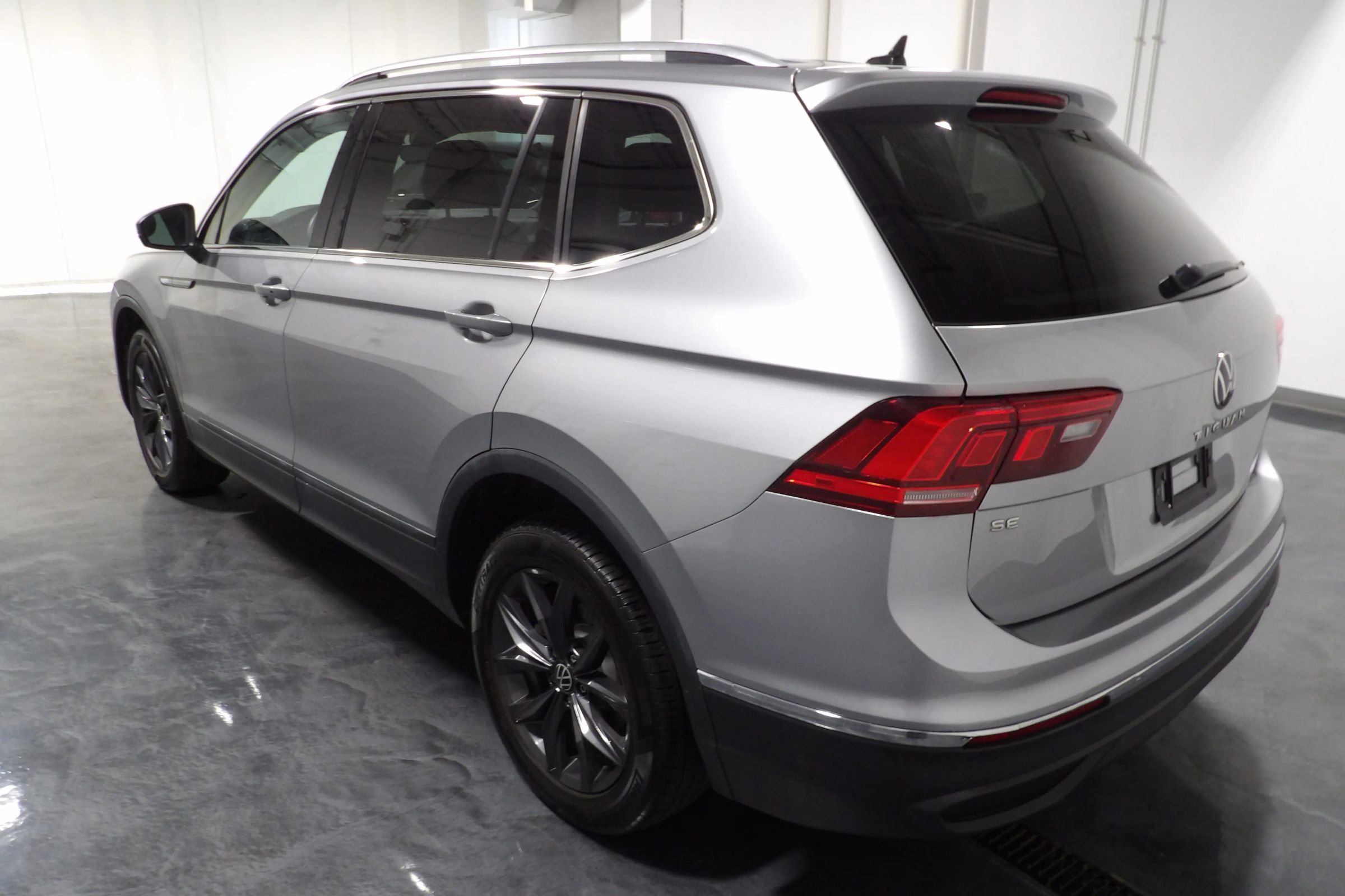 Used 2022 Volkswagen Tiguan SE w/ Panoramic Sunroof Package FWD image 6