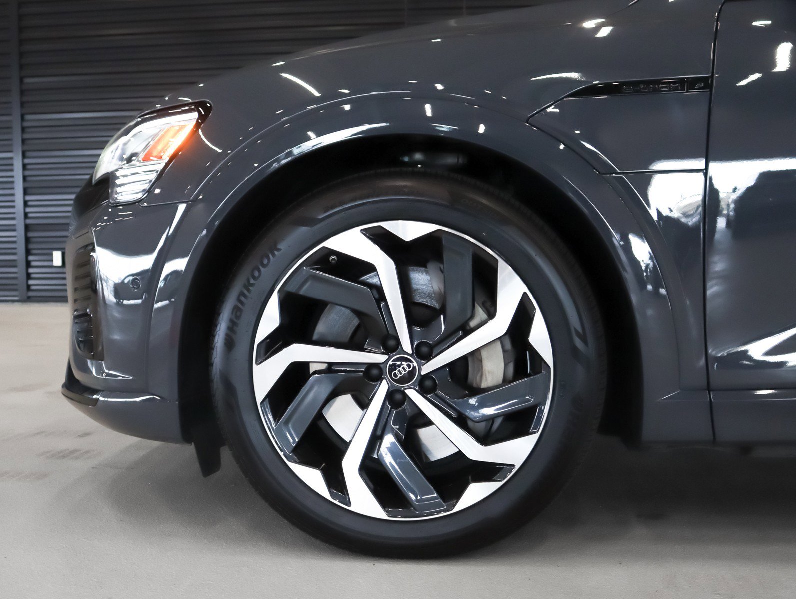 Used 2024 Audi Q8 e-tron Premium Plus image 5