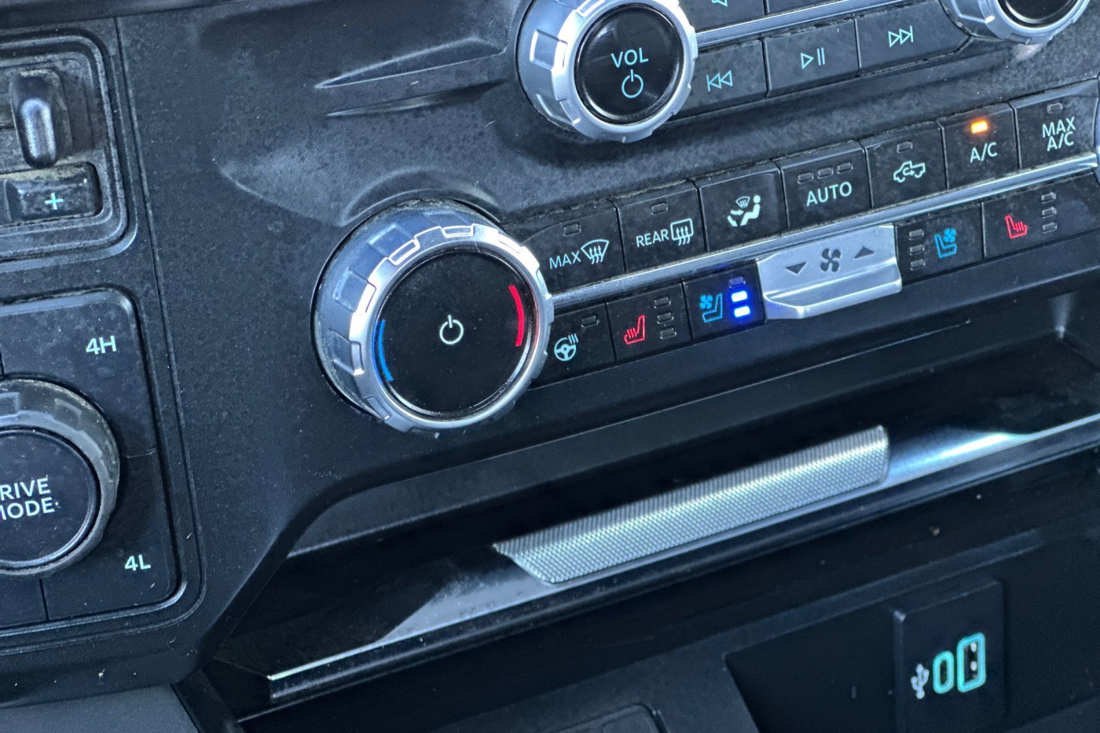 Used 2024 Ford F250 Lariat w/ Sport Appearance Package image 29