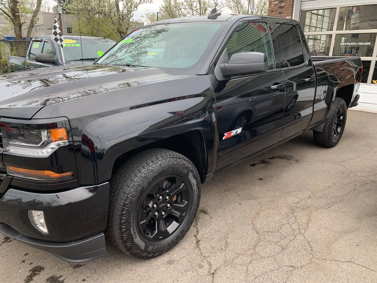 Used 2017 Chevrolet Silverado 1500 LT w/ Midnight Edition AWD/4WD image 9