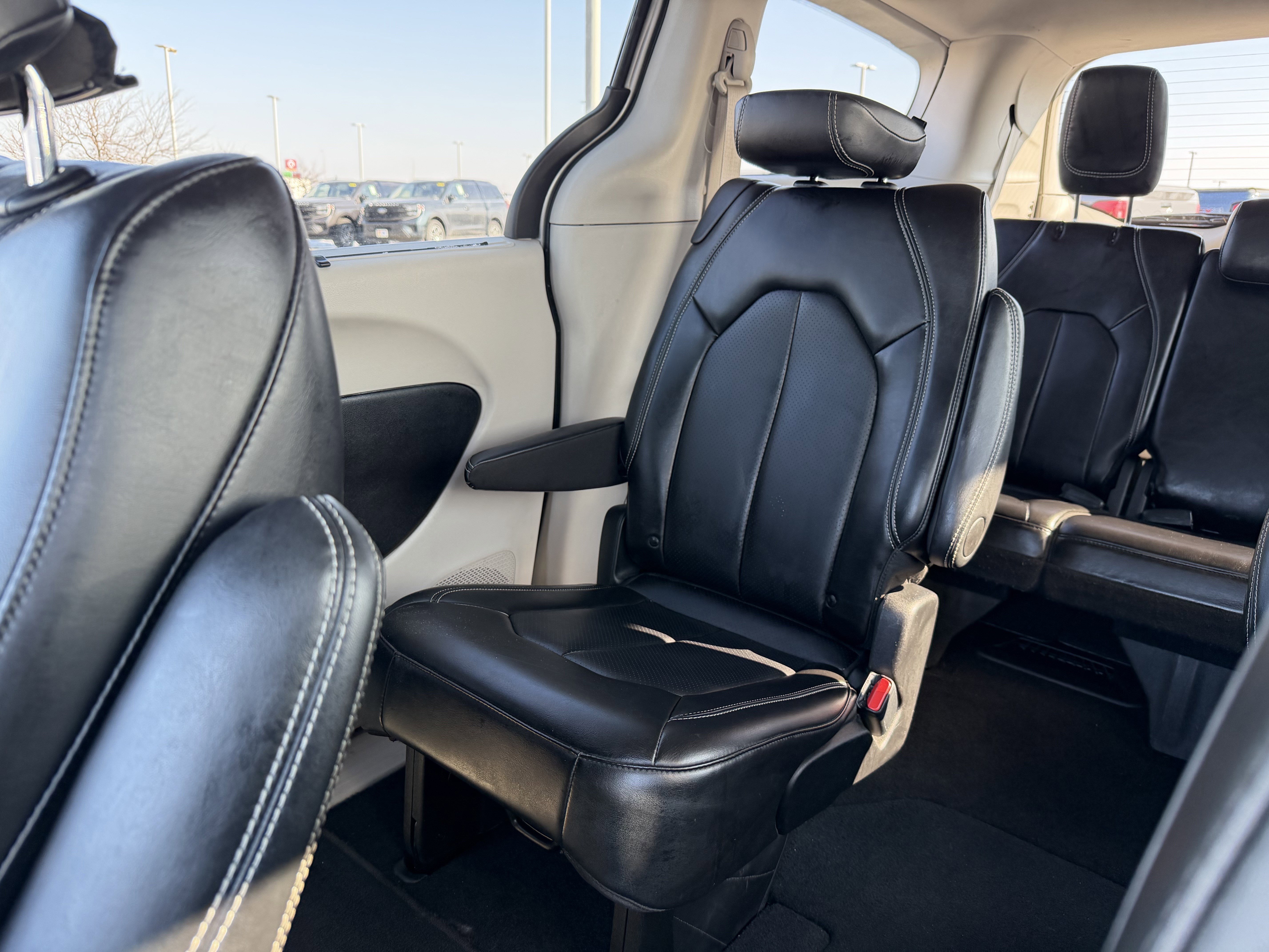 Used 2024 Chrysler Pacifica Touring-L image 12