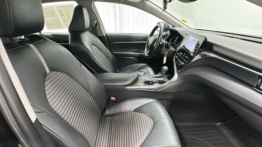 Used 2021 Toyota Camry SE image 16