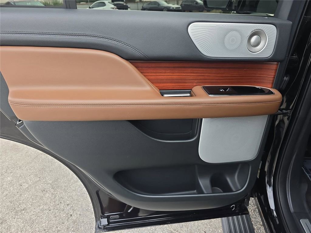 Used 2024 Lincoln Navigator Reserve image 15