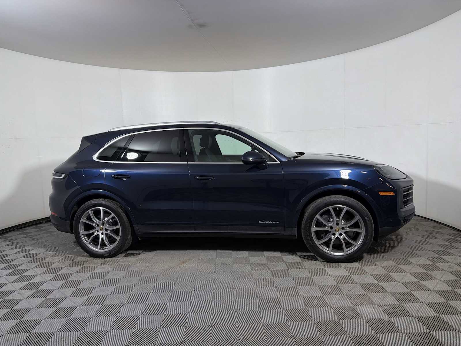 Used 2024 Porsche Cayenne AWD/4WD image 7